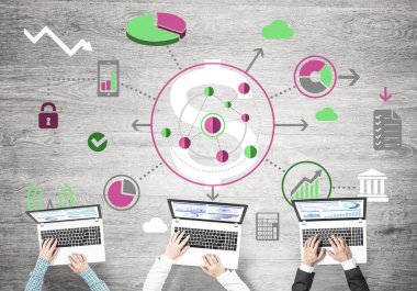 Ellerinde cihazlar bulunan üç kişilik bir grup iletişim ve ağ oluşturma sembolü olarak birlikte çalışıyor.