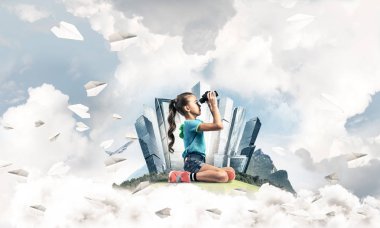 Sevimli kız şehir yüzen ada dürbün içinde seyir üzerinde