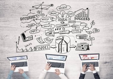 Ellerinde cihazlar bulunan üç kişilik bir grup iletişim ve ağ oluşturma sembolü olarak birlikte çalışıyor.