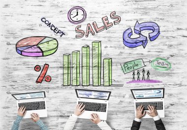 Ellerinde cihazlar bulunan üç kişilik bir grup iletişim ve ağ oluşturma sembolü olarak birlikte çalışıyor.