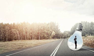 Ampul asfalt yolda içinde hapsolmuş genç iş kadını