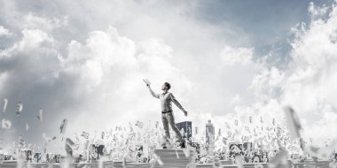 Clear sky harflerle arka plan üzerinde uçan arasında duran el kitabı ile uydurarak giyim adam. Karışık teknik.