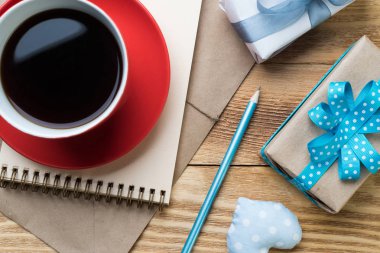 Boş not defteri kahve Kupası ve sevgi kalpleri ahşap tablo