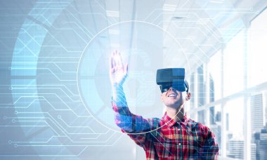 Giyen adam ekose desenli gömlek ve sanal kulaklık medya ekran Masası ile çalışma