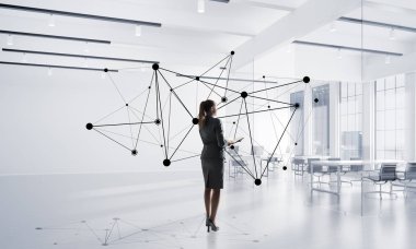 Modern ofis içi ve sosyal bağlantı kavramında zarif bir iş kadını. Karışık ortam