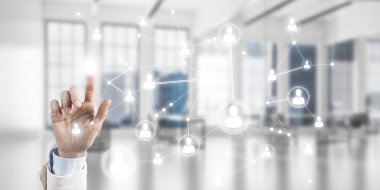 Ekranda iş kadını el ele tutuşması konseptini kapat