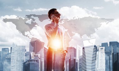 Şehre bakan ve cep telefonuyla konuşan zarif iş adamının iki kez görüntüsü.