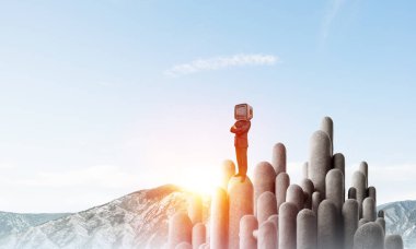 İşadamı kafasına silah tutmak yerine eski bir Tv ile takım elbiseli güzel manzara ile taş sütunlar tepesinde dururken arka plan üzerinde çarpı işareti.