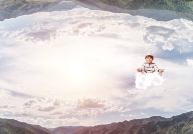 Genç çocuk gözleri koruma kapalı ve seyir bulut doğa dünyalar arasında havada meditasyon sırasında konsantre.