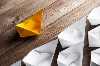 Tahta masadaki origami tekneleri.