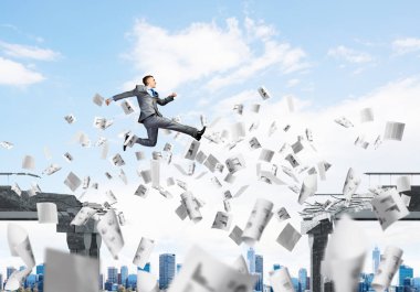 Kağıt belgeleri beton köprü zorluklar üstesinden sembolü olarak uçan ile gap üstünden atlayarak iş adamı. Clear gökyüzü arka plan üzerinde. 3D render.