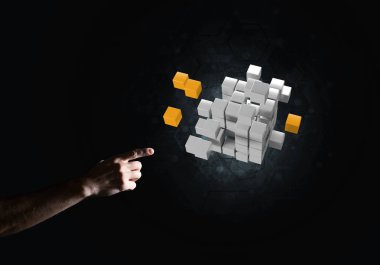 Küp şekil yenilik sembolü olarak tutan adam el ile kapatın. 3D render