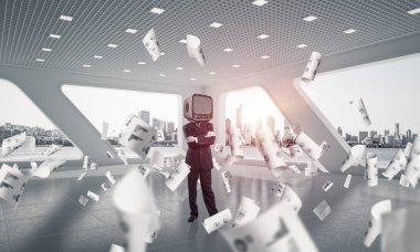 Kafasına silah tutmak yerine eski bir Tv ile takım elbiseli işadamı duran kağıtları ofis binası içinde uçan arasında geçti. 3D render.