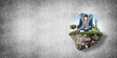 ECO konsepti yüzen ada ve üzerinde kitap oturan mutlu çocuk.