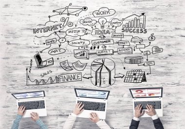 Ellerinde cihazlar bulunan üç kişilik bir grup iletişim ve ağ oluşturma sembolü olarak birlikte çalışıyor.