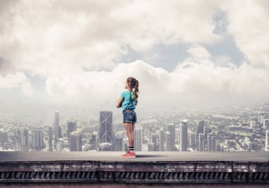 Sevimli kız elleri ile çatı yapı üzerinde ayakta göğüs üzerinde çarpı işareti
