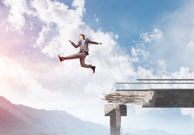 Kocaman bir boşluk içinde beton köprü üstünden atlayarak zorlukların üstesinden sembolü olarak iş adamı. Hava ve doğa arka planda görüntüleyin. 3D render.