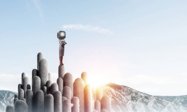 İş kadını kafasına silah tutmak yerine eski bir Tv ile takım elbiseli güzel manzara ile taş sütunlar tepesinde dururken arka plan üzerinde çarpı işareti.