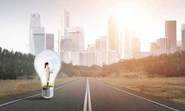 Ampul asfalt yolda içinde hapsolmuş genç iş kadını