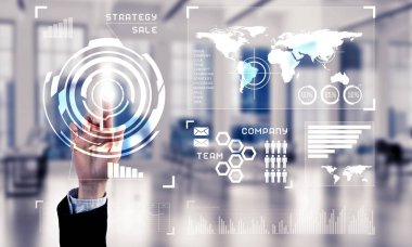 Medya arayüzü ile çalışan iş kadınının eli ekranda ve ofis içi arka planda