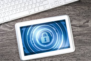 Ahşap masa üzerinde güvenli ödeme konseptiyle tablet