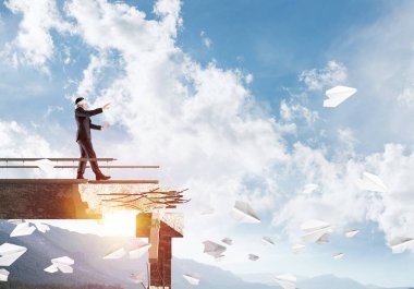 Gizli tehditlerin ve risklerin sembolü olarak beton köprüde gözü kapalı yürüyen bir iş adamı. Arka planda gökyüzü ve doğa manzarası. 3B görüntüleme.