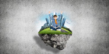 ECO konsepti yüzen ada ve üzerinde kitap oturan mutlu çocuk.