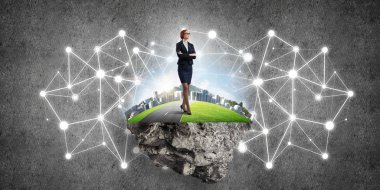 Uçan yeşil adada beton zeminde zarif bir iş kadını.