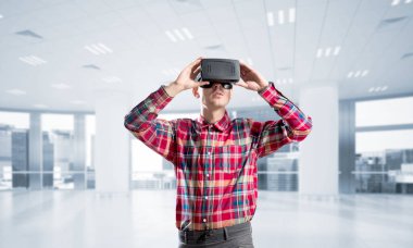 Sanal gerçeklik kulaklık veya 3d gözlük odasında oyun oynama ile genç adam