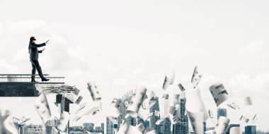 Kağıtları kocaman bir boşluk ile beton köprü üzerinde gizli tehditler ve riskler sembolü olarak uçan arasında blindfolded yürüyüş iş adamı. Cityscape görünümü arka plan üzerinde. 3D render.