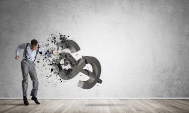 Boş odadaki öfkeli genç işadamı yumruklanmış dolar sembolüyle kaza yapıyor.