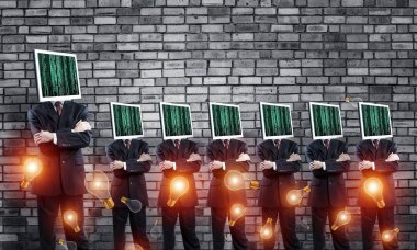 Lightulbs gri Duvar ile boş odada arka plan üzerinde uçan arasında üst üste duran işadamları başlarını silah tutmak yerine monitör ile takım elbiseli geçti.