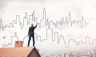 Mühendis, evinin çatısına geri döndü ve şehri çiziyor. Karışık ortam