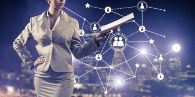 Elinde kağıtlar, arka planında da bağlantı hatları tutan iş kadınının kapatılması