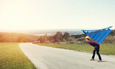 Genç inşaatçı sırtında büyüyen grafikler taşıyor.