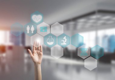 Kadın eli tıp konseptiyle medya ekranının simgesine dokunuyor