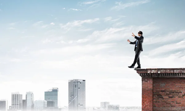 Empresario Con Venda Los Ojos Caminando Parte Superior Construcción — Foto de Stock