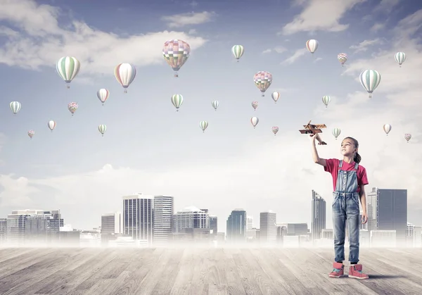 Schattig Kind Meisje Staan Houten Vloer Aerostaten Vliegen Lucht — Stockfoto