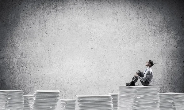 Pensativo Hombre Negocios Sentado Columna Papel Mirando Hacia Otro Lado — Foto de Stock