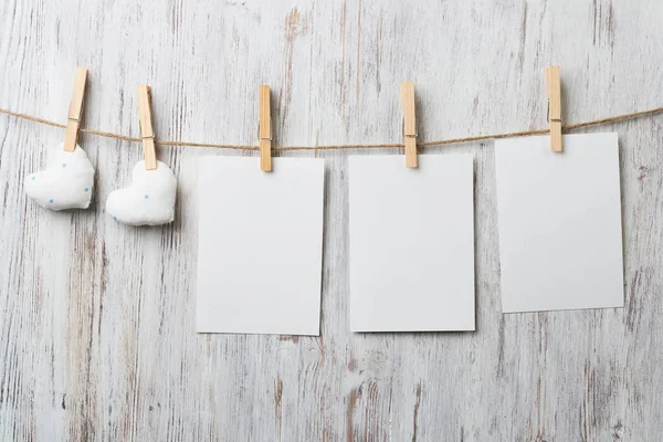 Hoja Blanco Papel Hecho Mano Corazón Fijado Cuerda Sobre Fondo —  Fotos de Stock