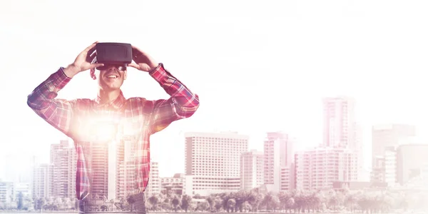 Hombre Joven Con Auriculares Realidad Virtual Gafas Sobre Fondo Paisaje —  Fotos de Stock