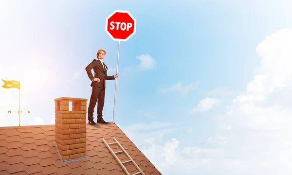 Evin Çatısında Duran Elinde Kırmızı Yasak Işareti Tutan Mühendis Karışık — Stok fotoğraf