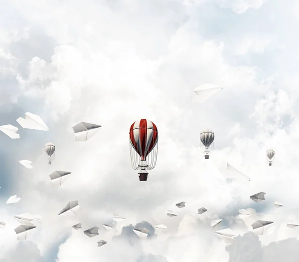 カラフルな気球が紙飛行機の中を青い曇り空を飛ぶします レンダリング — ストック写真