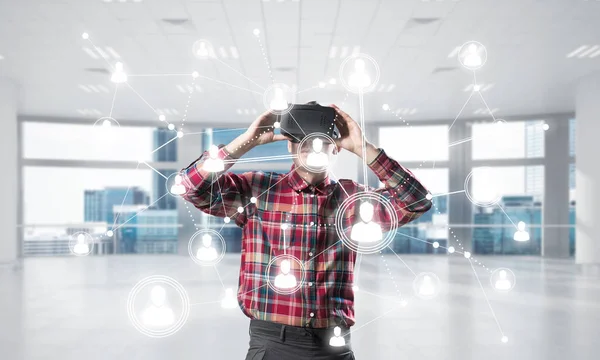 Jeune Homme Avec Casque Réalité Virtuelle Lunettes Sur Fond Connexion — Photo