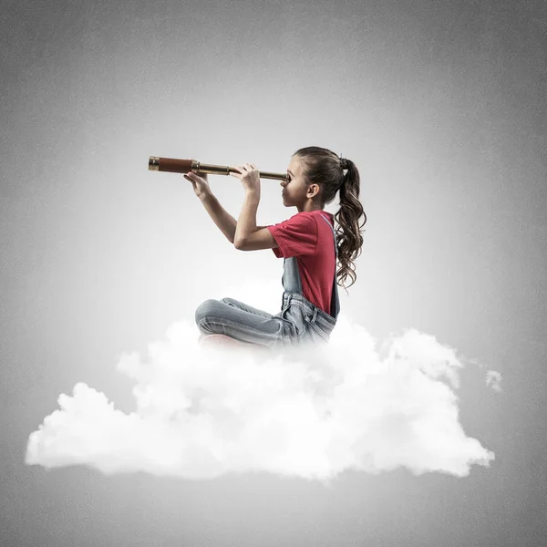 Nettes Kind Mädchen Auf Wolke Suchen Spionaglas — Stockfoto