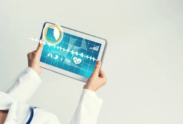 Doktorun Ellerinde Ilaç Arayüzü Ekranı Olan Tablet Aygıtı — Stok fotoğraf