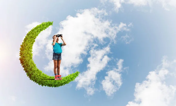 Nettes Kleines Mädchen Auf Dem Grünen Mond Und Fernglas — Stockfoto