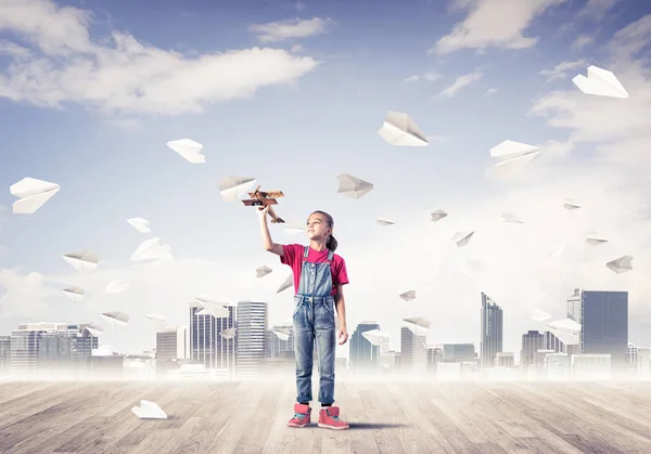 Schattig Kind Meisje Staan Houten Vloer Papier Vliegtuigen Vliegen Rond — Stockfoto