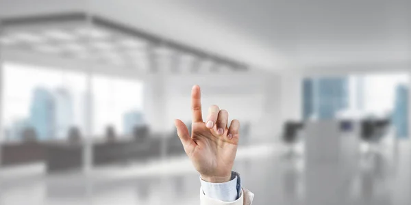 Schließen Der Geschäftsfrau Hand Touchscreen Mit Finger Und Büro Hintergrund — Stockfoto