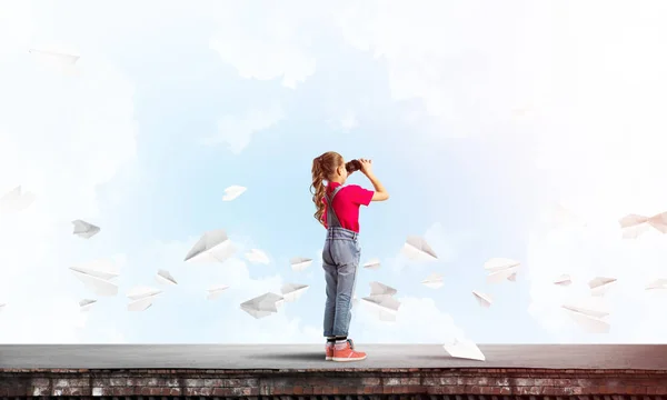 Menina Bonito Idade Escolar Construção Telhado Olhando Binóculos — Fotografia de Stock